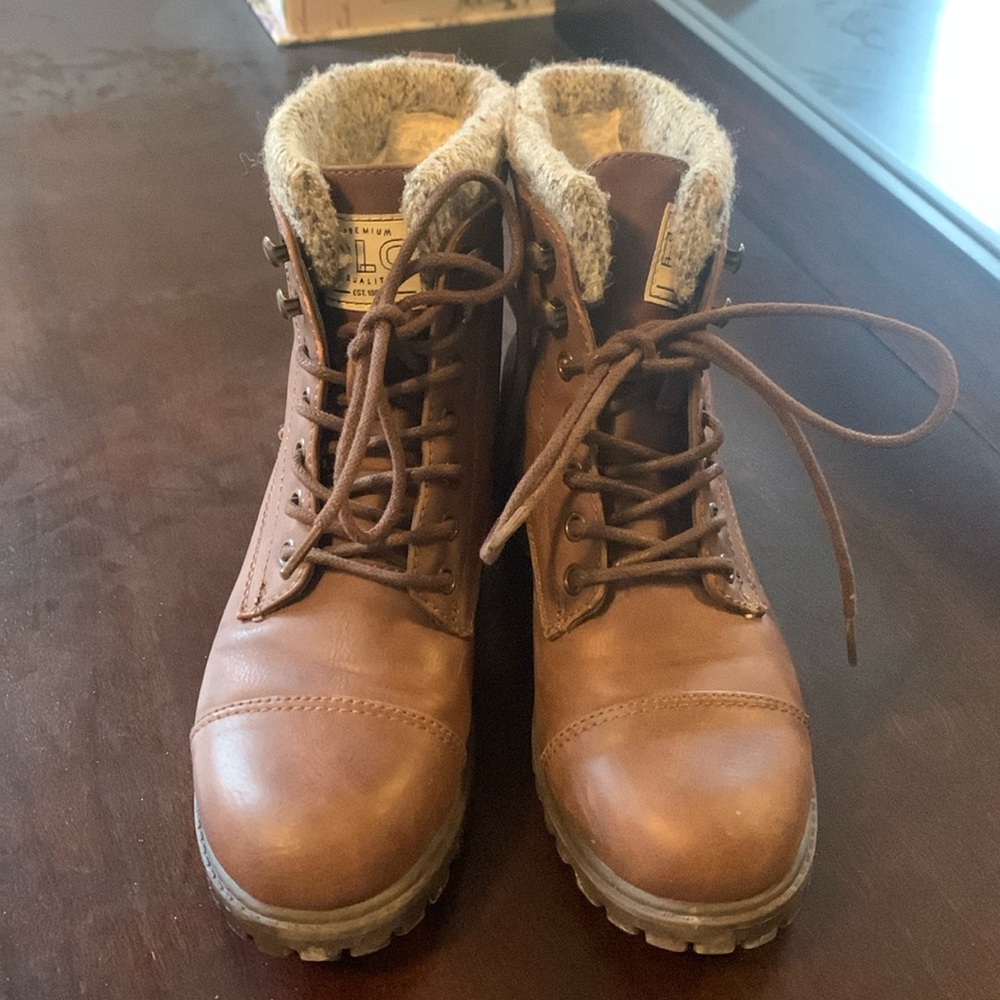 DLG Brown Lace Up Boots Size 7 EUC